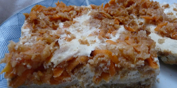 Jablečno mrkvový koláč (hotovó)