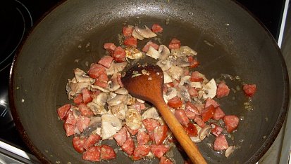 Karbanátky se žampiony a klobásou
