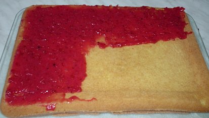 Kokosové řezy, piškot potřeme marmeládou