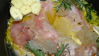 Králík na myslivecký způsob, vino som mala zamrznute v kockach, preto to vyzera tak cudne
