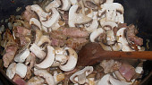 Krkovice na žampionech, na osmažené cibulce orestujeme maso a houby