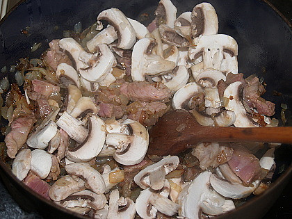 na osmažené cibulce orestujeme maso a houby
