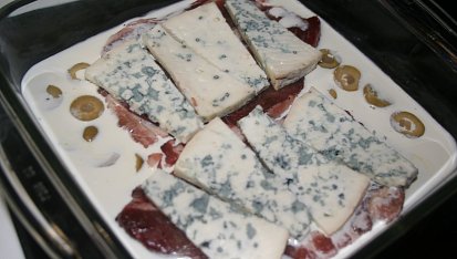 Krkovička pečená ve šlehačce s nivovou peřinkou, před pečením