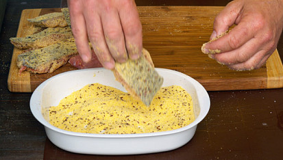 Křupavý kapr, Obalení porcí kapra v kukuřičné krupici