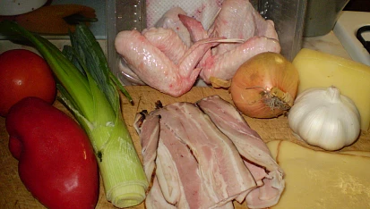 Kuřecí křídla na zelenině pod dvěma sýry, suroviny...