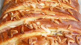 Kynutý pletenec s tvarohem a švestkami