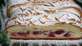 Kynutý pletenec s tvarohem a švestkami