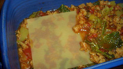 Lasagne se sójovým masem, vrstvení do zapékací misky