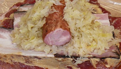 Lenčiny masové závitky, přidáme kysané zelí a půl šunkové klobásy