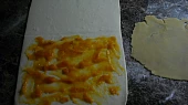 Listové uzlíky s marcipánem, Rozválené těsto potřeme džemem