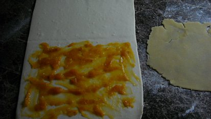 Listové uzlíky s marcipánem, Rozválené těsto potřeme džemem