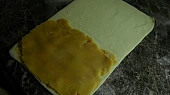 Listové uzlíky s marcipánem, Na džem položíme marcipán