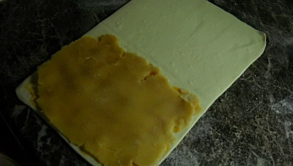 Listové uzlíky s marcipánem, Na džem položíme marcipán