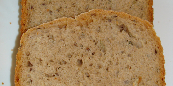 Oblíbený chléb (Celozrnná varianta se semínky-slunečnice,sezam…)
