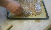 Ořechové medové řezy (na druhou placku rozetřit ořechy)