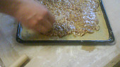 Ořechové medové řezy, na druhou placku rozetřit ořechy