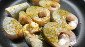 Pečený candát s máslovou zeleninou, Candát posypaný kořením a zastříknutý olivovým olejem
