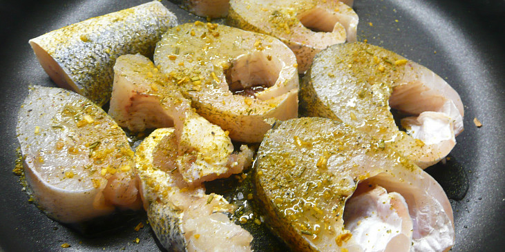 Pečený candát s máslovou zeleninou (Candát posypaný kořením a zastříknutý olivovým…)