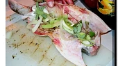 Pečený pangasius s bylinkami, plníme rybu