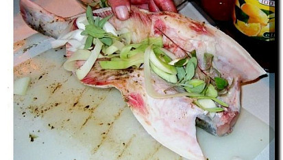 Pečený pangasius s bylinkami, plníme rybu