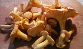 Pikantní houbová směs (Lišky pokud možno necháme vcelku, v jídle jsou nejlepší :o))