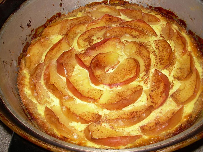 Podzimní jablečno-skořicový koláč, po upečení