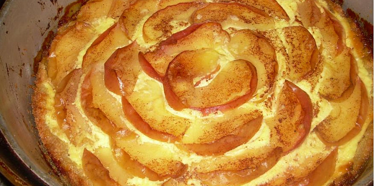Podzimní jablečno-skořicový koláč (po upečení)
