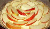 Podzimní jablečno-skořicový koláč, před upečením