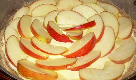 Podzimní jablečno-skořicový koláč