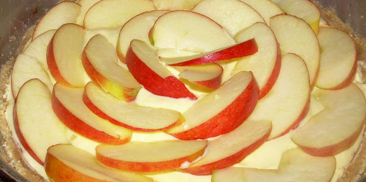 Podzimní jablečno-skořicový koláč (před upečením)