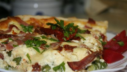 Quiche s parmskou šunkou, sušenými rajčaty, fazolkami a mozzarellou