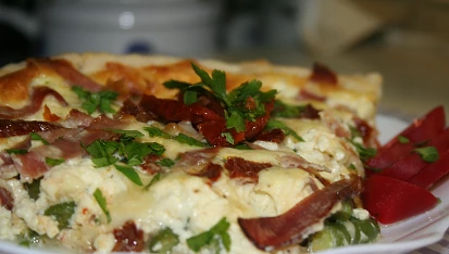 Quiche s parmskou šunkou, sušenými rajčaty, fazolkami a mozzarellou