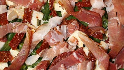 Quiche s parmskou šunkou, sušenými rajčaty, fazolkami a mozzarellou, před zapečením