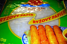 Ryžový papír plněný mletým masem se sýrovým středem