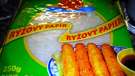 Ryžový papír plněný mletým masem se sýrovým středem
