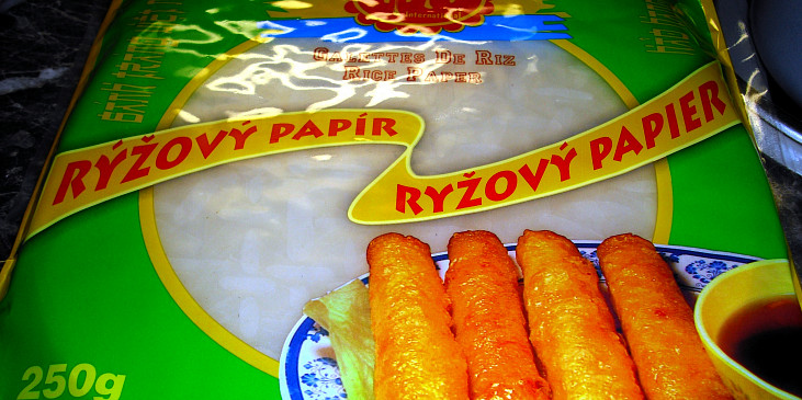 Ryžový papír plněný mletým masem se sýrovým středem (Ryžový papír plněný mletým masem se sýrovým…)