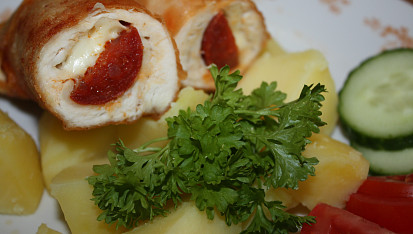 Smažená kuřecí prsa s maďarskou  klobásou a sýrem
