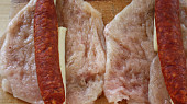 Smažená kuřecí prsa s maďarskou  klobásou a sýrem, ... na okořeněný plátek masa dáme klobásu a sýr...