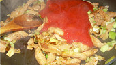 Sojové maso s rajčatovou passatou a zeleninou, přidání rajčatového pyré