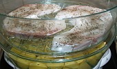 Steak ze žraloka v parním hrnci (nad brambory vložíme rybí steaky)