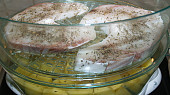 Steak ze žraloka v parním hrnci, nad brambory vložíme rybí steaky