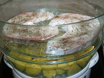 Steak ze žraloka v parním hrnci (nad brambory vložíme rybí steaky)