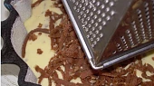Strouhaná tvarohová bábovka, nastrouhání těsta