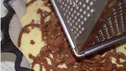 Strouhaná tvarohová bábovka, nastrouhání těsta