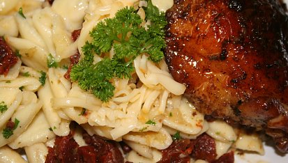 Těstoviny aglio e olio se sušenými rajčaty a zlatým sýrem