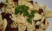 Těstoviny aglio e olio se sušenými rajčaty a zlatým sýrem