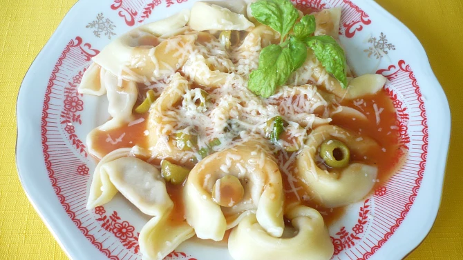 Tortellini s rajčatovou omáčkou