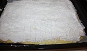 Tvarohový koláč na listovém těstě, ...potřeme sněhem  z bílků a dáme ještě zapéct...