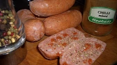 Utopenci, rozříznutý a okořený špekáček 