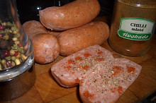 rozříznutý a okořený špekáček 